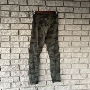 Lululemon Green Camo Print Align Cropped 24” Pants 
Size 4